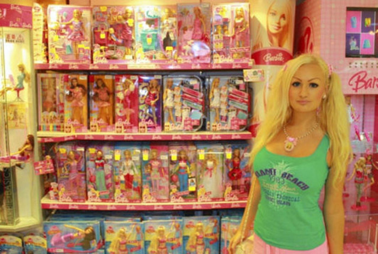 Сейчас хочу купить. Большие куклы Барби. Настоящая кукла Барби. Куклы Барби с детьми. Популярные игрушки Барби.