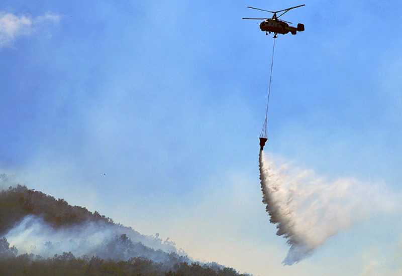 Dug dan pred vatrogascima u Jablanici: Požar gasi i helikopter Oružanih snaga
