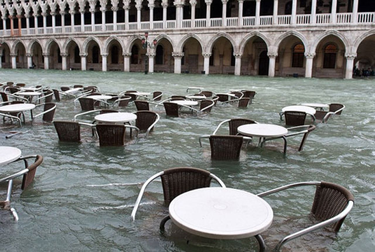 История вода уходит. Площадь Сан Марко в Венеции затопило. Площадь Сан Марко Эстетика потоп. Наводнение на площади Сан Марко. Засуха в Венеции.
