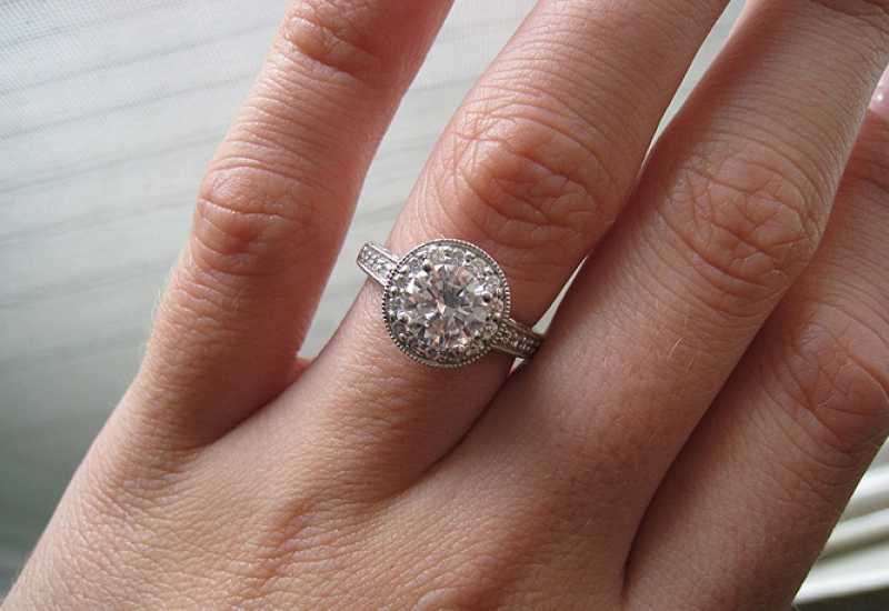 Zašto se vjenčani prsten nosi na četvrtom prstu?