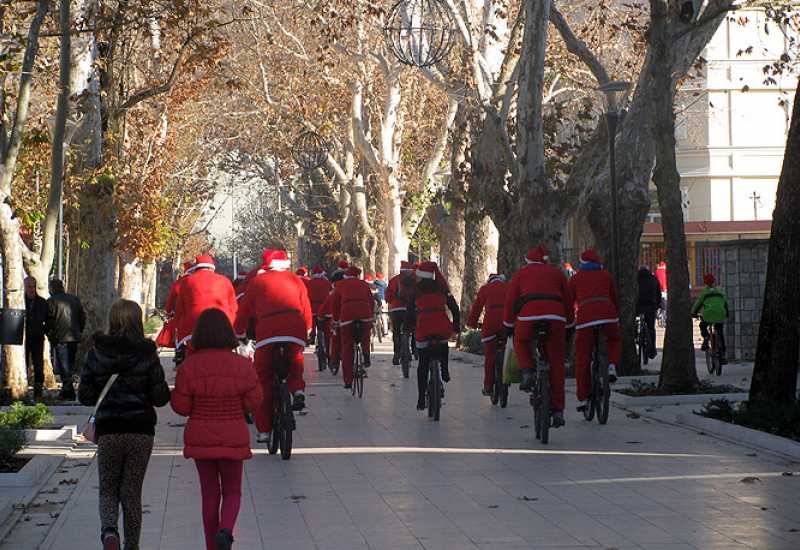 Bljesak.info - Djedovi Božićnjaci na biciklima najavili dolazak u Mostar