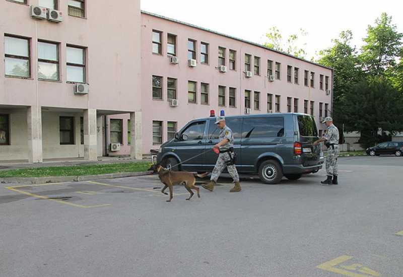 Evakuirani zaposlenici Raiffaisen Banke u Sarajevu, stigla dojava o bombi 