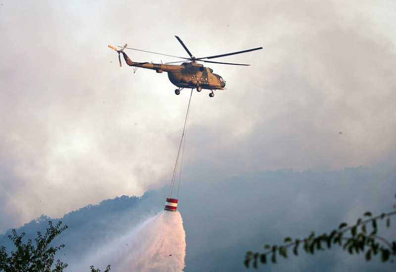 Vatrenu stihiju u Trebinju gasi i helikopter