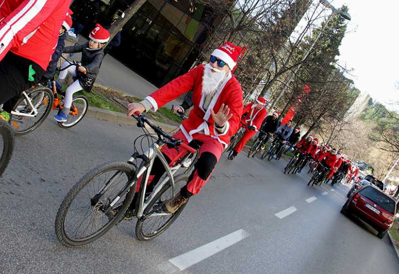 Bljesak.info - Djedovi Božićnjaci na biciklima najavili dolazak u Mostar