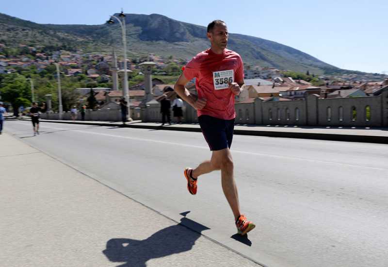 Više od 500 trkača na Drugom mostarskom polumaratonu