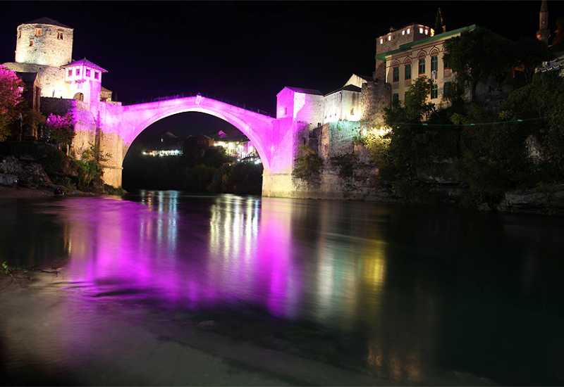 Stari most osvijetljen u znak borbe protiv raka dojke