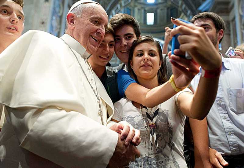 Papa Franjo nije protiv tehnologije, no misa je za molitvu a ne za spektakl - Papa Franjo kritizirao vjernike i svećenike: Misa nije za mobitele nego za molitvu!