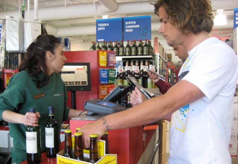 Tajni kupac: Maloljetnici bez problema kupuju alkohol