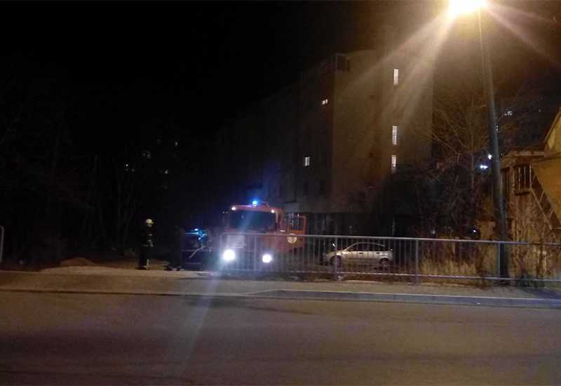 Bljesak.info - Mostar: Vatrogasci izvlačili automobil na kolnik