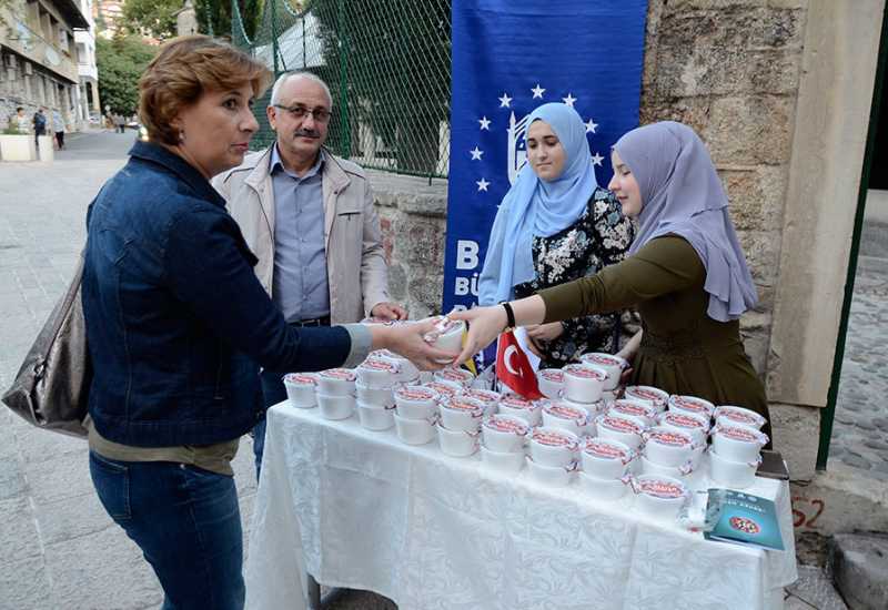 Pripremljeno 1.000 porcija ašure - Podjela ašure ispred Karađoz-begove džamije okupila sve generacije građana 