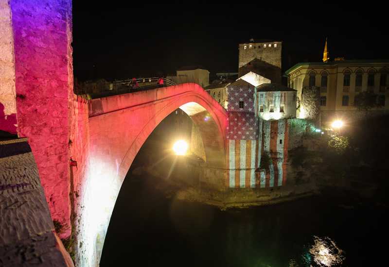 Iz Mostara je poslana poruka podrške građanima SAD-a - Stari most  u bojama zastave Amerike