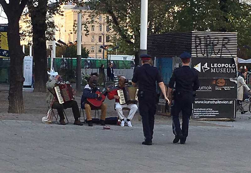 Zabrana nošenja burke: U Beču policajci kontroliraju i 'konje'