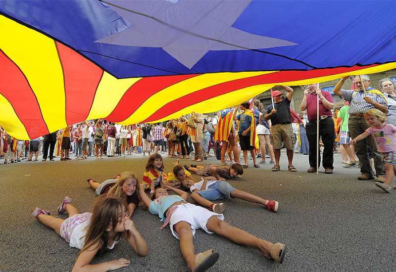 Deseci tisuća ljudi na ulicama: Traže jedinstvo Španjolske i dijalog s Katalonijom