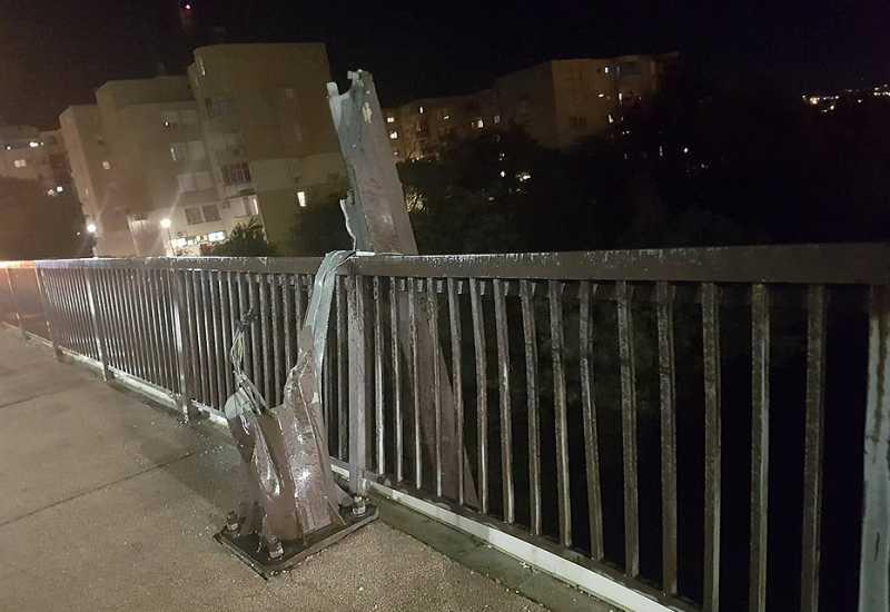 Mostar: Vjetar slomio rasvjetni stup na mostu