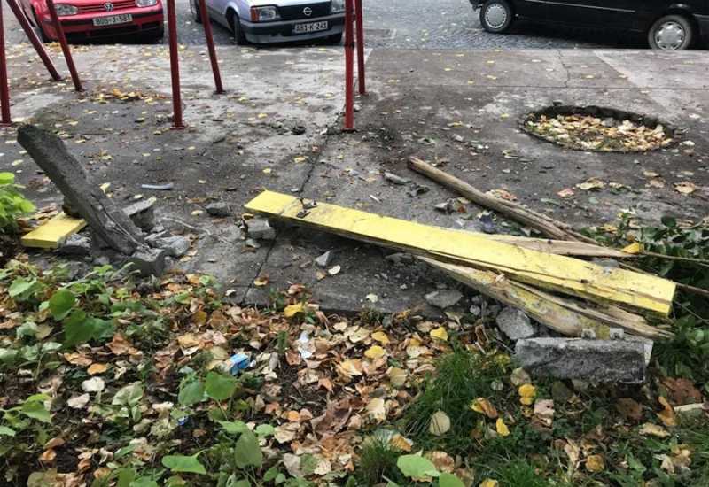 Čapljina: Autom pokosili park pa se skinuli goli i trčali po gradu