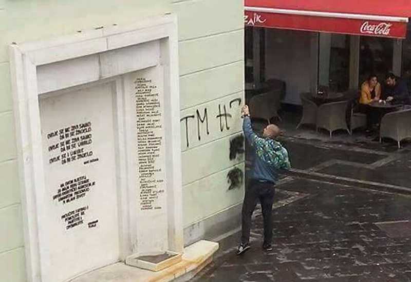 Skaka osudio vandalski čin na spomeniku ''Kapija'' u Tuzli