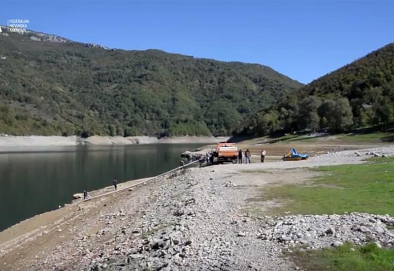 Izvršeno poribljavanje Jablaničkog jezera, zabrana ribolova do subote