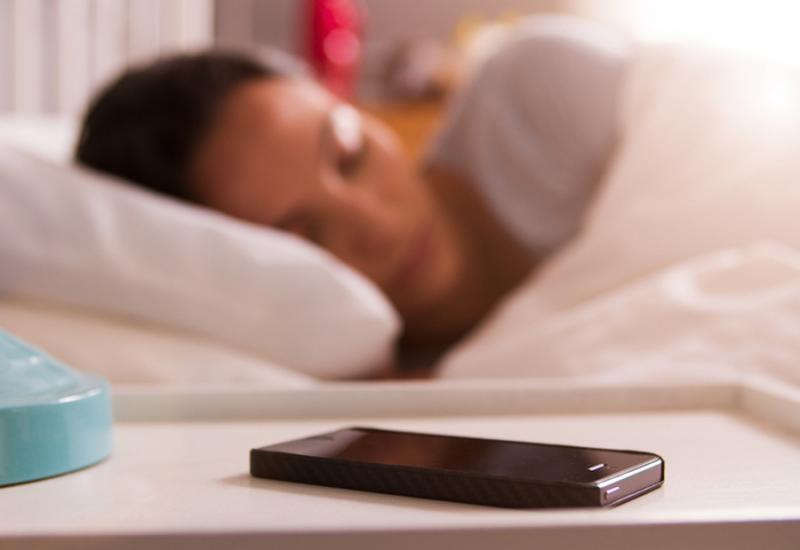 Niste ni svjesni koliko je opasno spavati s mobitelom blizu glave
