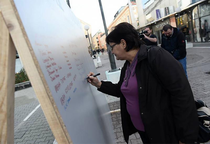I to je BiH: Postavljen ''Zid plača na koji se upisuju imena osoba koje su otišle iz BiH