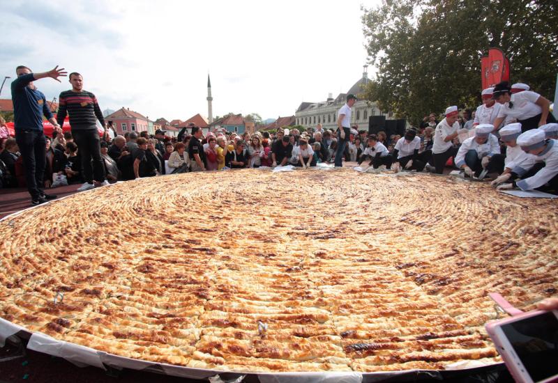Guinnessov rekord: Napravljen burek od 650 kilograma i porcija s 1.500 ćevapa 