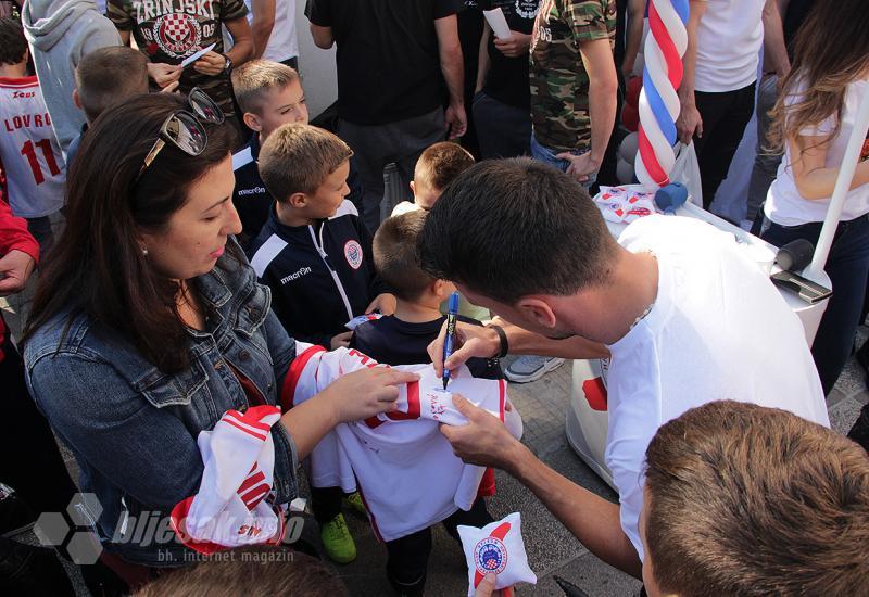 Igrači obitelji Zrinjskog dijelili autograme navijačima i simpatizerima
