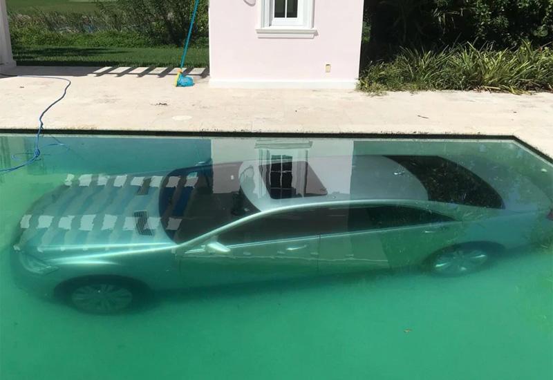 Dečko joj odbio dati novac i prekinuo vezu, a ona mu parkirala Mercedes u bazen