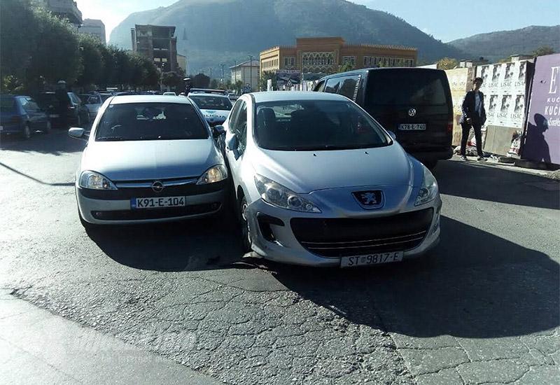 Mostar: Sudarili se Peugeot 308 i Opel Corsa