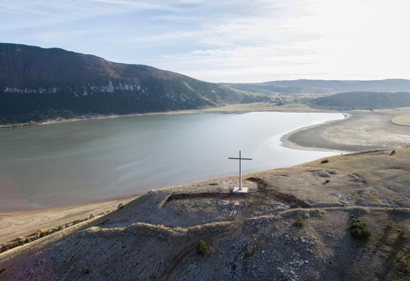 Između Vran planine i Čvrsnice postavljen križ visok 15 metara