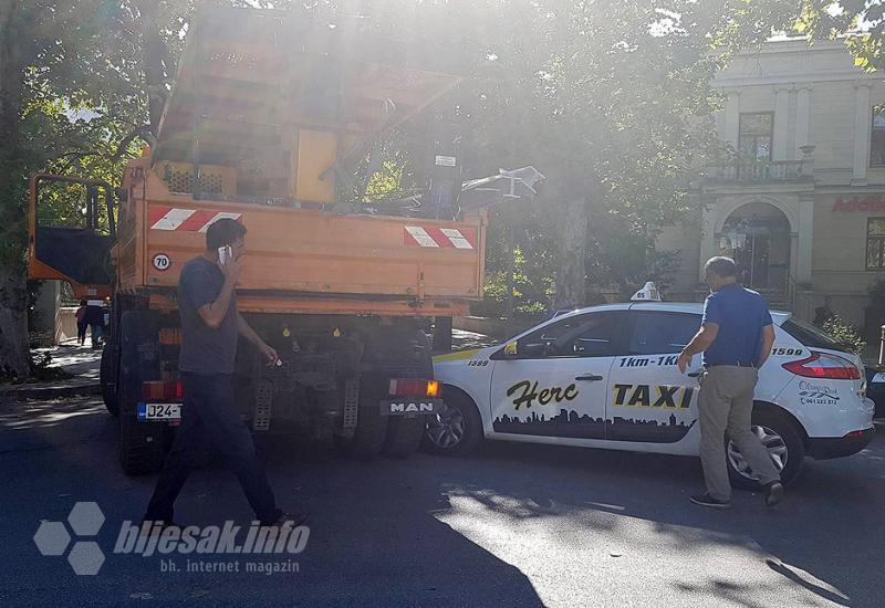Mostar: Sudar kamiona i taksija