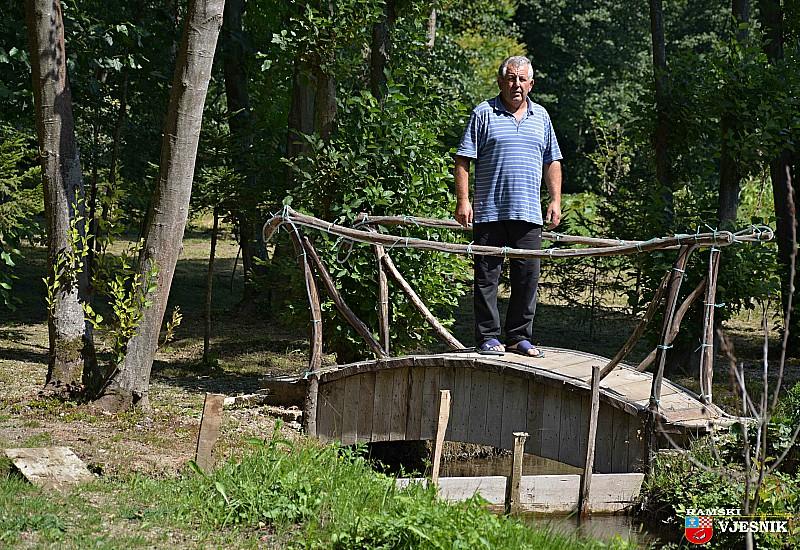 Mali park na vodi nastao od starih materijala u slobodno vrijeme