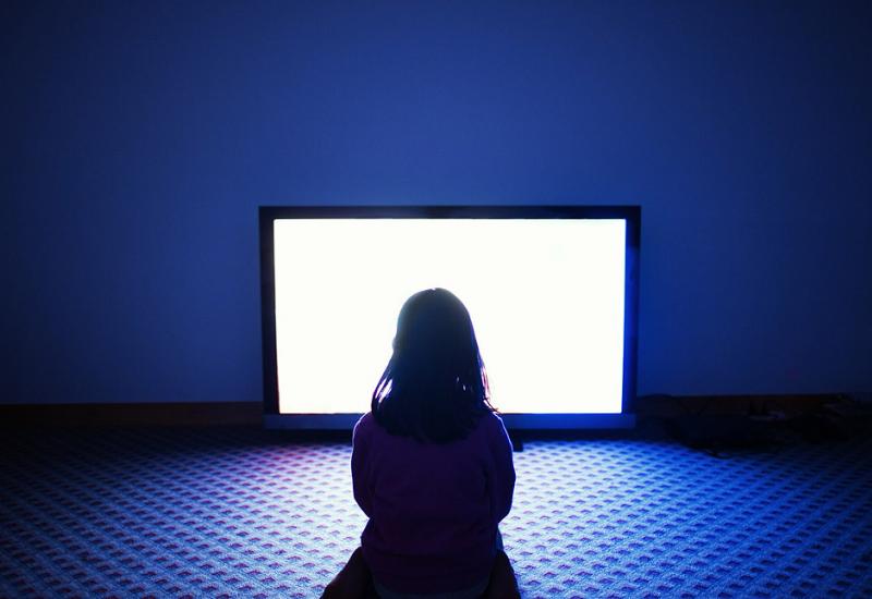 Djeca ne bi smjela pred televizorom provesti više od 90 minuta 