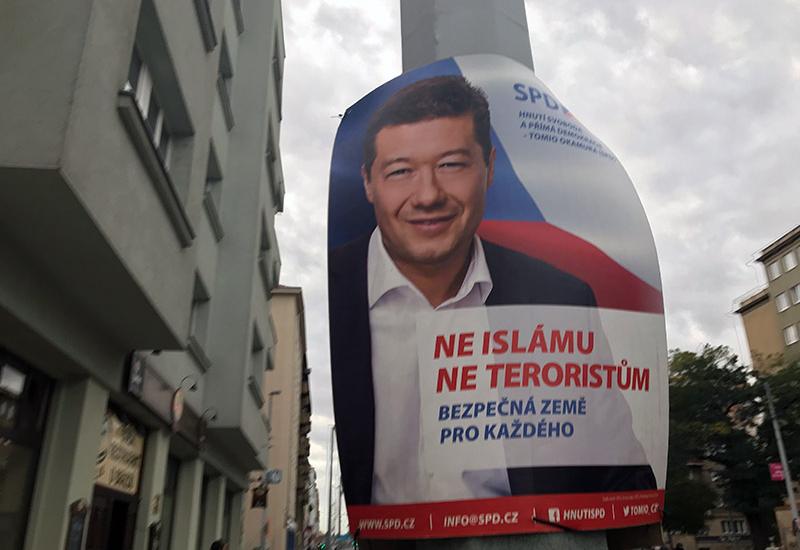 Predizborni plakat na ulicama Praga - Izbori u Češkoj rezultirali jačanjem radikalne desnice 