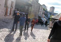 Mostarski Stari grad i dalje vrvi turistima