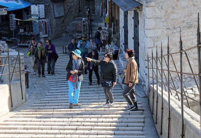 Mostarski Stari grad i dalje vrvi turistima