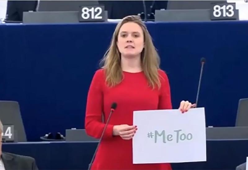#MeToo -  Prosvjed u Europskom parlamentu: Zastupnice nosile transparente #MeToo