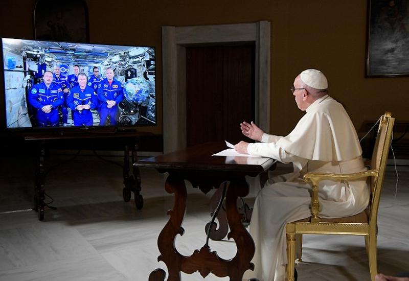 Papa nazvao astronaute na ISS-u