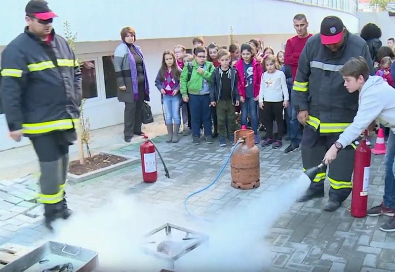 Edukacija učenika - Mostarski školarci učili kako postupiti kada nastane požar