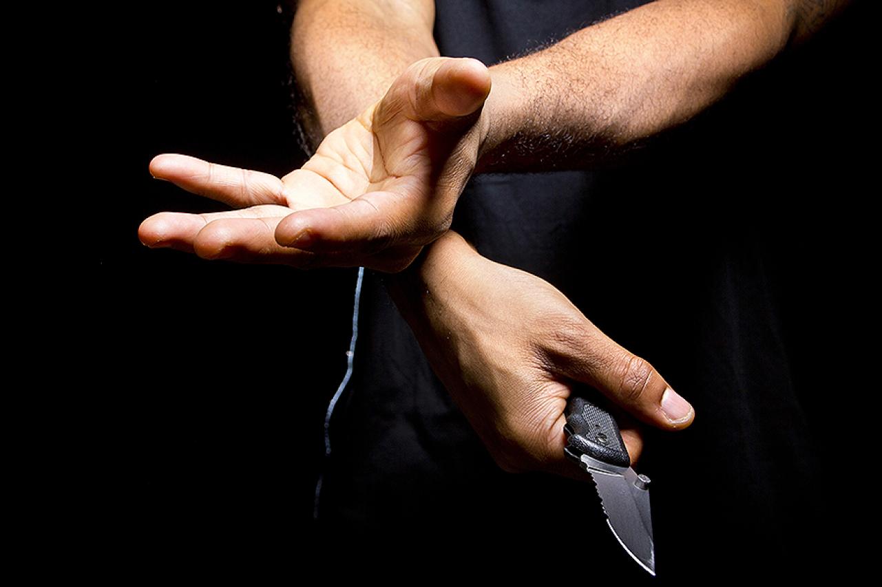 Нападение оказать. Человек замахивается ножом. Люди угрожающие ножами. Нож в мужской руке на аву.