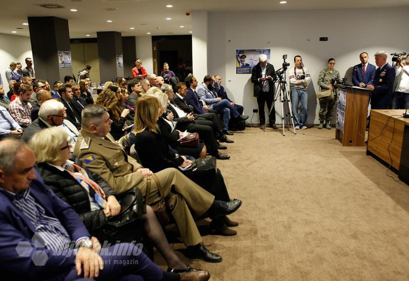 Obraćanje generala Roberta A. Hustona zapovjednika NATO stožera u BiH - NATO je potreban BiH