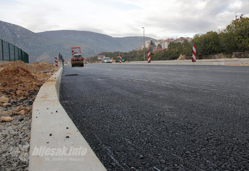 Asfaltira se prvi dio kružnog toga - Postavljen prvi asfaltni sloj na kružni tok most Sutina - ulica Maršla Tita