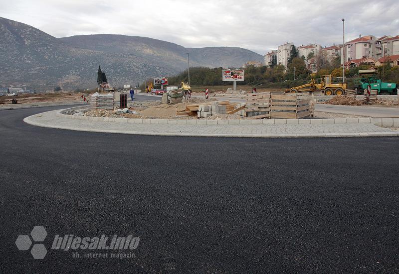 Asfaltira se prvi dio kružnog toga - Postavljen prvi asfaltni sloj na kružni tok most Sutina - ulica Maršla Tita