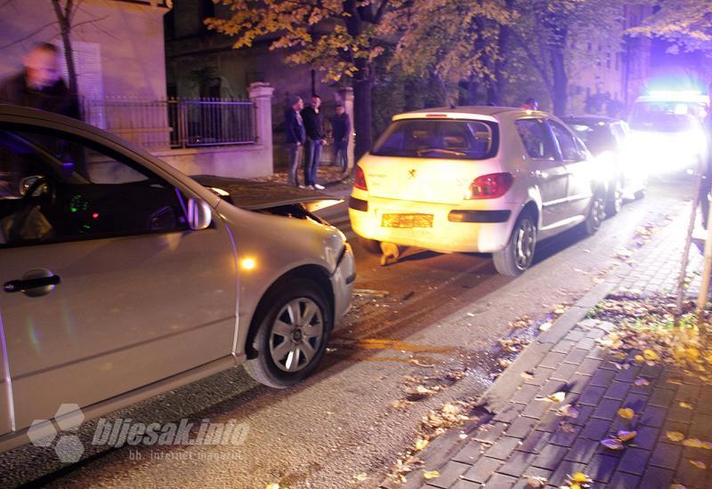 Detalj s mjesta sudara - Mostar: U sudaru tri automobila tri osobe ozlijeđene