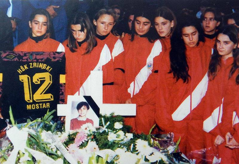 Ispraćaj poginulih djevojčica 1994. - Mostar: U miru i tišini obilježena godišnjica pogibije Antonije Sesar i Danijele Vidović
