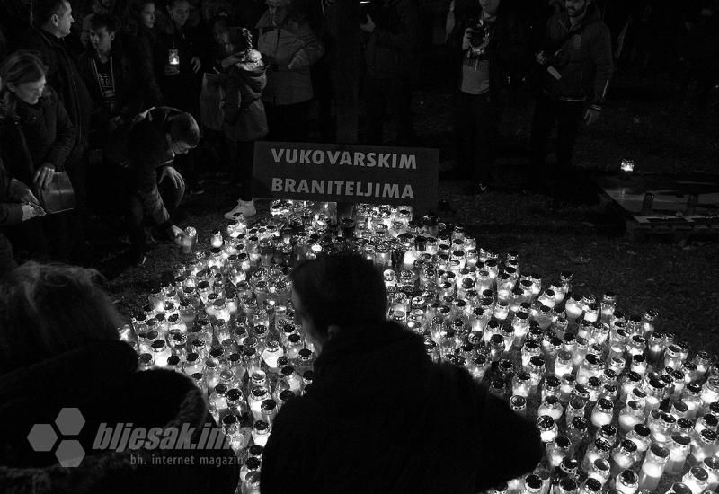 Zapaljene svijeće u mostarskoj Vukovarskoj ulici