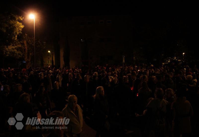 Zapaljene svijeće u mostarskoj Vukovarskoj ulici