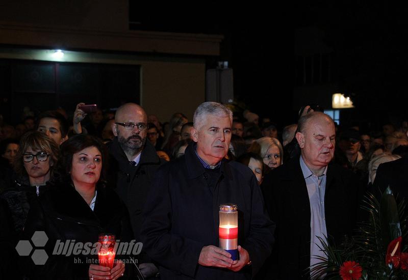 Mostarci paljenjem svijeća odali počast Vukovaru - Zapaljene svijeće u mostarskoj Vukovarskoj ulici