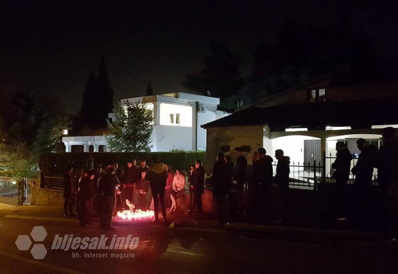 Mostar: Neutješni prijatelji zapalili svijeće za tragično preminulog Danijela Šalju