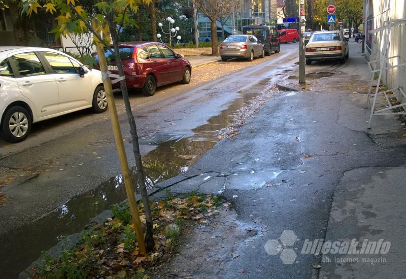 Lokva u Zagrebačkoj ulici u Mostaru | Bljesak.info - Traži se vlasnik: Izvor lokve u Mostaru u zatvorenom objektu