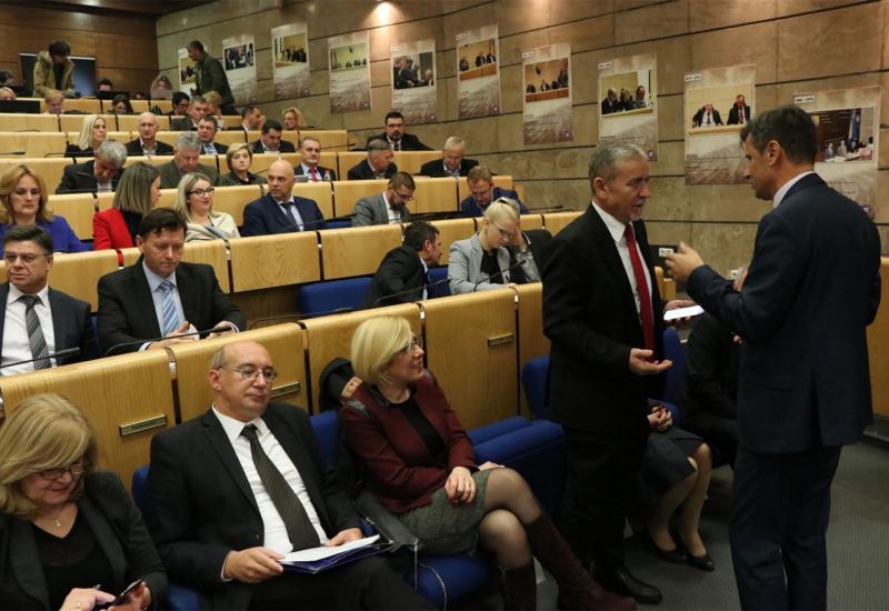 Zasjedanje Zastupničkog doma Parlamenta Federacije Bosne i Hercegovine - Švancer pojasnila zašto ne sjedi na svome mjestu