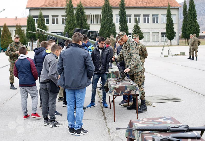 Dan Oružanih snaga BiH obilježen u vojarni Miralem Jugo u Livču - [FOTO] Dan otvorenih vrata artiljerijskog bataljuna 4. pješadijske brigade